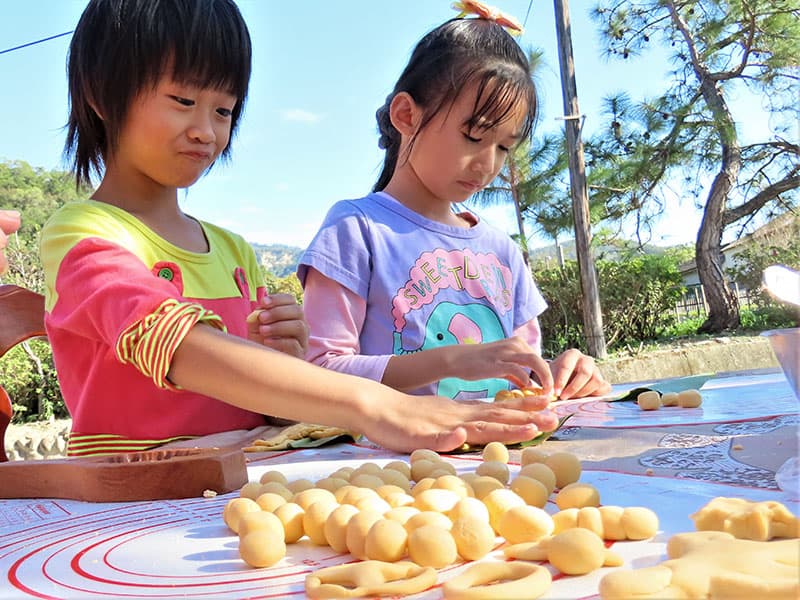 小孩捏麵團